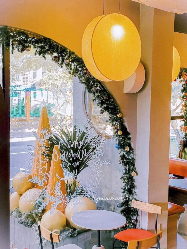 Trang trí ô cửa kính, tạo được không khí giáng sinh thật nên thơ