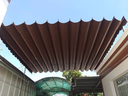 Các giải pháp và lưu ý cho chủ quán cafe trong mùa mưa 2025 1 Mái hiên di động