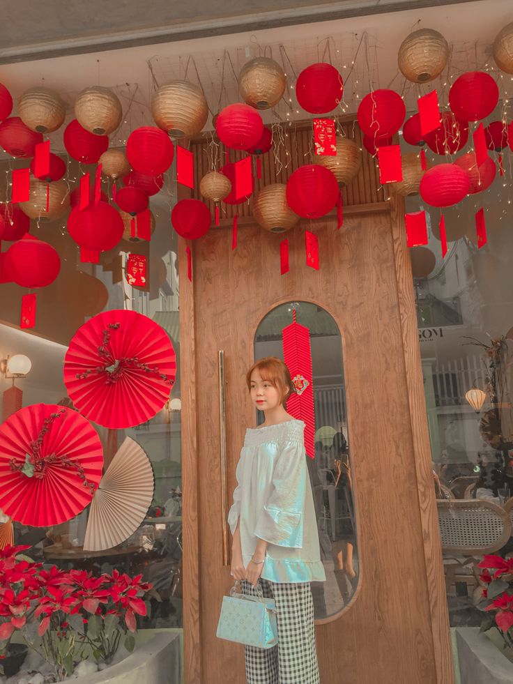 20 Mẫu trang trí cho quán cafe Tết xuân Ất Tỵ 2025 đẹp, nổi bật và thu hút 15 Mẫu trang trí Xuân quán cafe đẹp