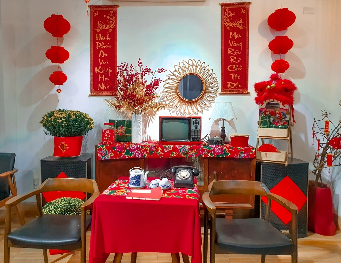 20 Mẫu trang trí cho quán cafe Tết xuân Ất Tỵ 2025 đẹp, nổi bật và thu hút 20 trang trí ngày tết cho quán cà phê đẹp