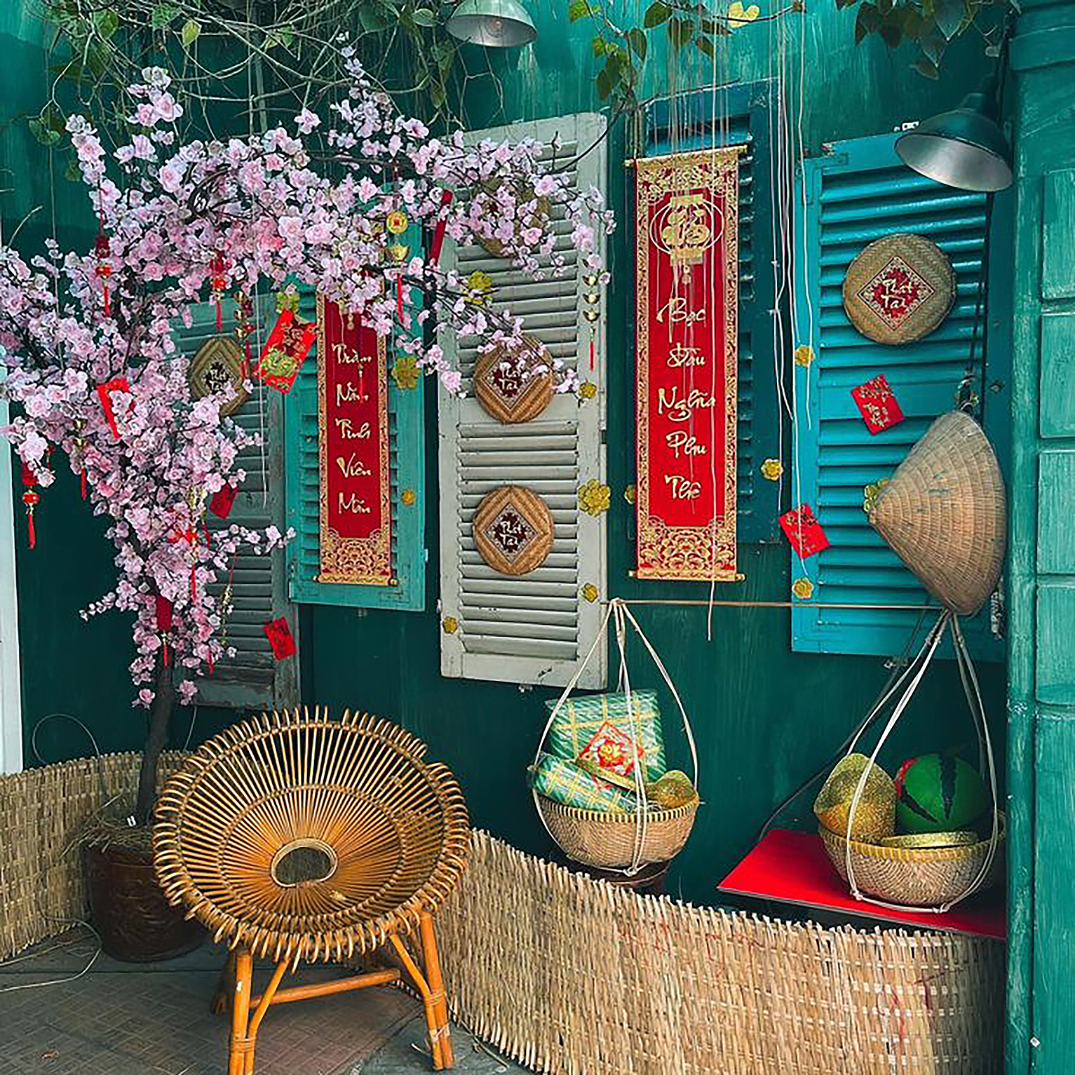 20 Mẫu trang trí cho quán cafe Tết xuân Ất Tỵ 2025 đẹp, nổi bật và thu hút 25 trang trí cho quán cafe ngày tết