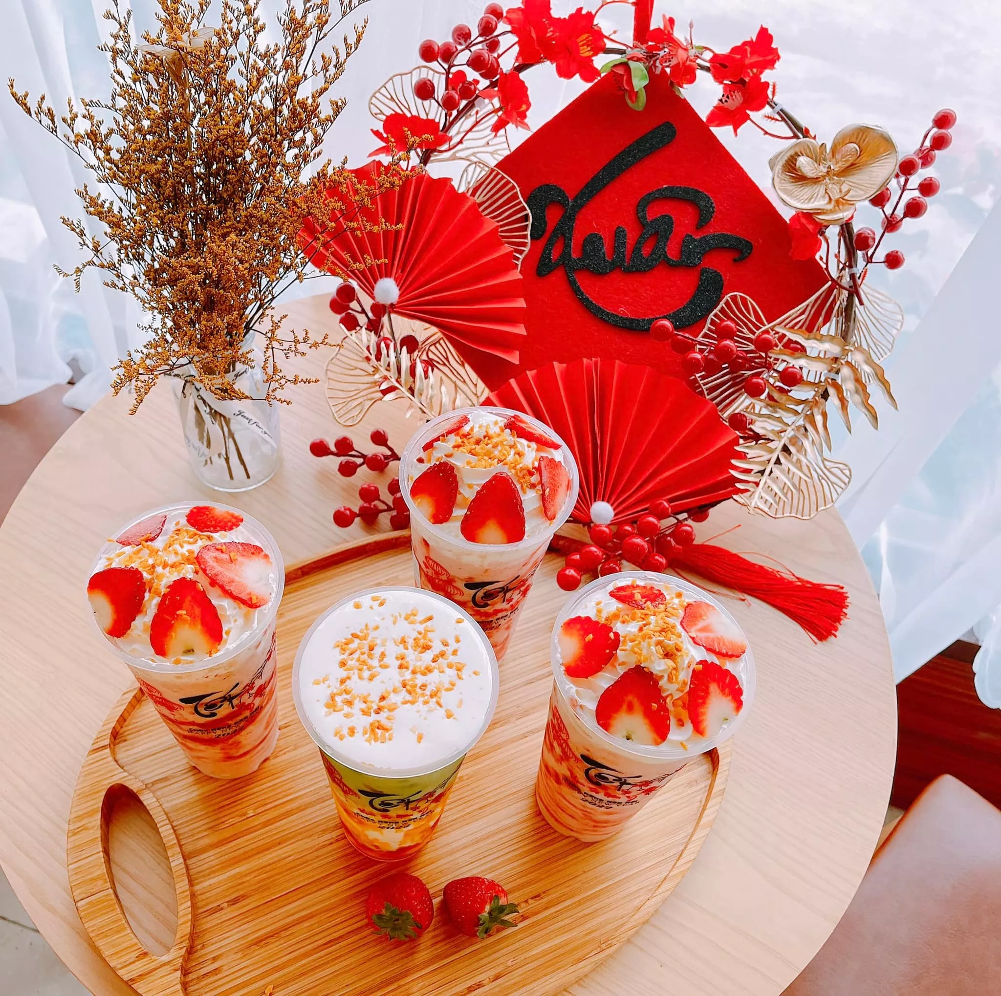 20 Mẫu trang trí cho quán cafe Tết xuân Ất Tỵ 2025 đẹp, nổi bật và thu hút 19