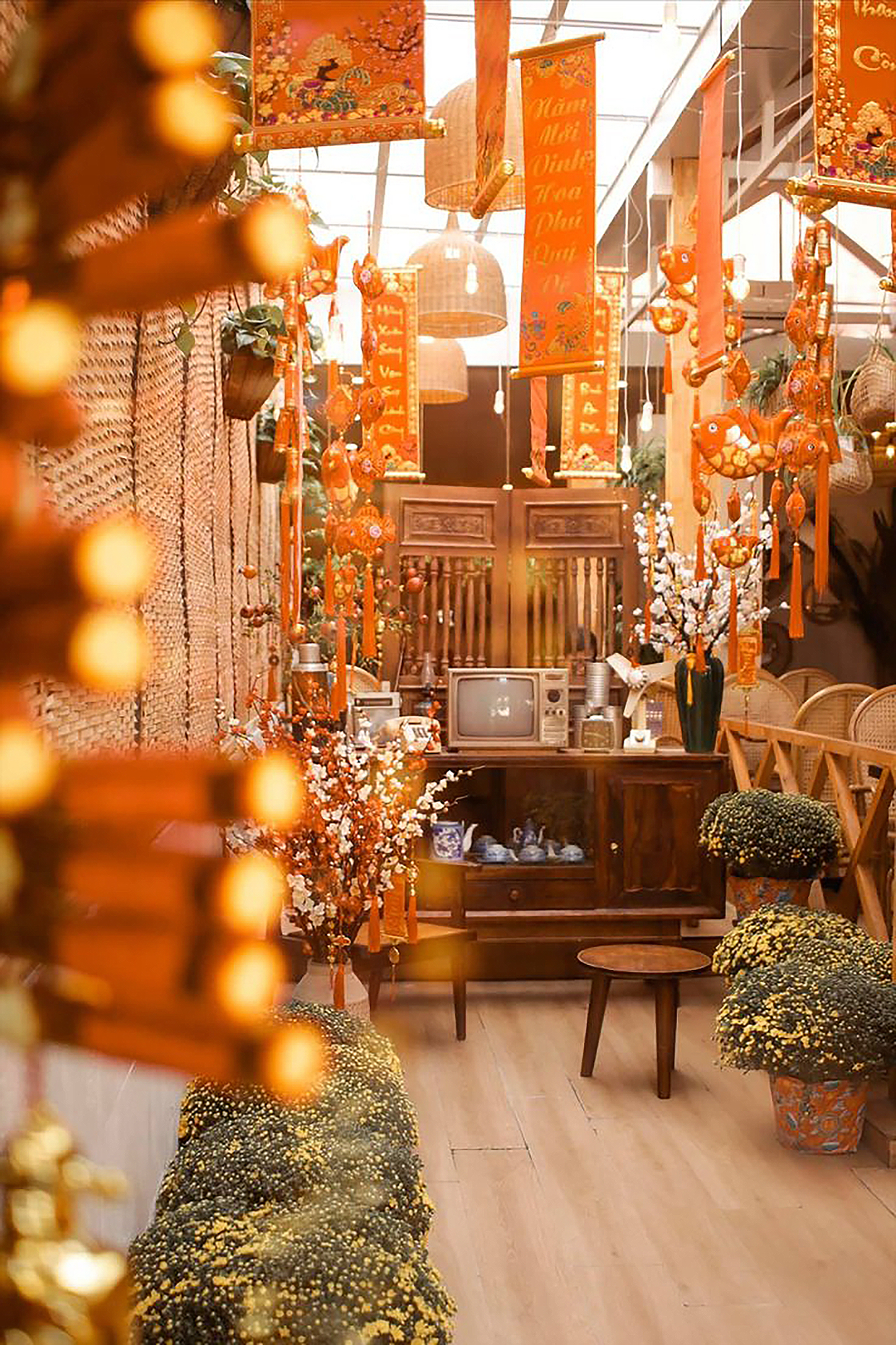 20 Mẫu trang trí cho quán cafe Tết xuân Ất Tỵ 2025 đẹp, nổi bật và thu hút 26 trang trí cho quán cafe ngày tết