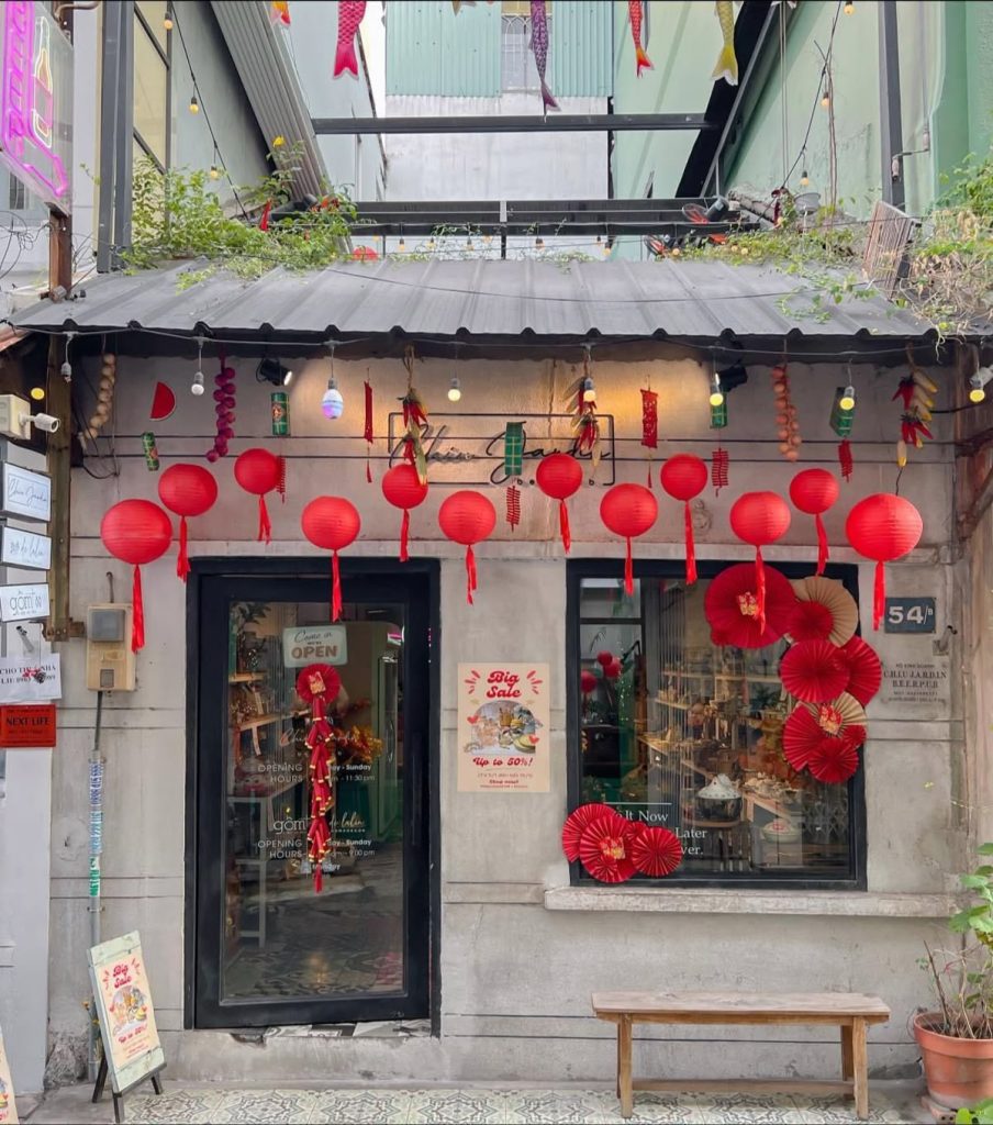 20+ Mẫu Trang Trí Tết Quán Cafe 2026 – Đẹp, Sáng Tạo, Dễ Thi Công 29