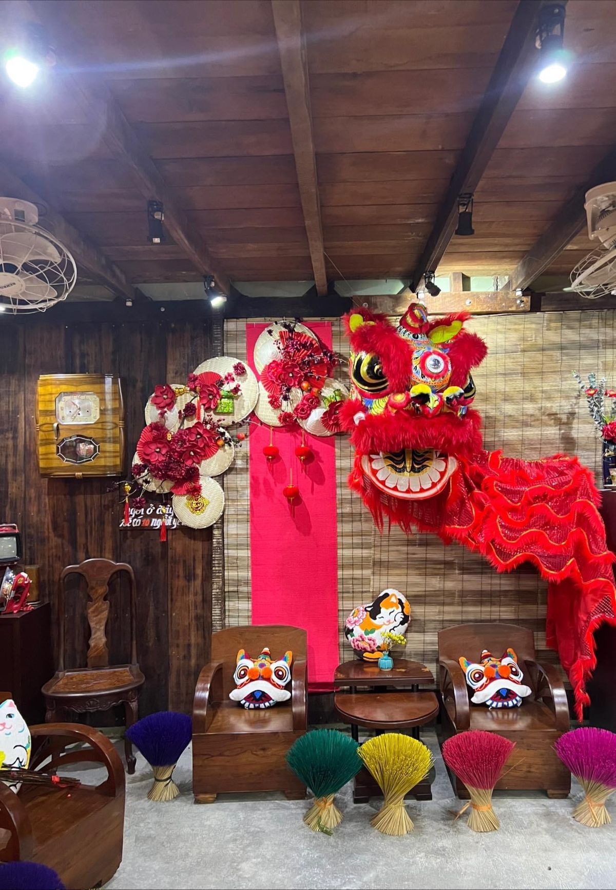 20+ Mẫu Trang Trí Tết Quán Cafe 2026 – Đẹp, Sáng Tạo, Dễ Thi Công 23