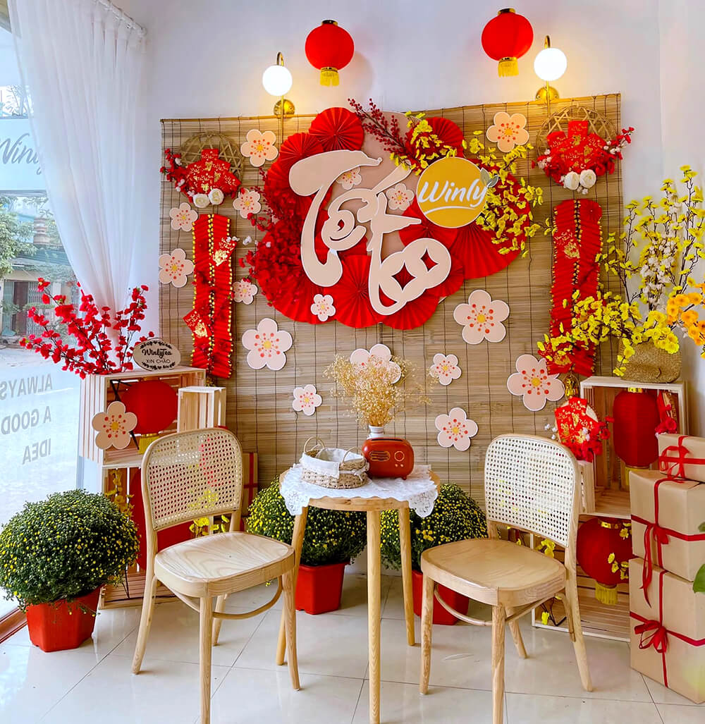 20 Mẫu trang trí cho quán cafe Tết xuân Ất Tỵ 2025 đẹp, nổi bật và thu hút 2 trang trí quán cà phê ngày tết