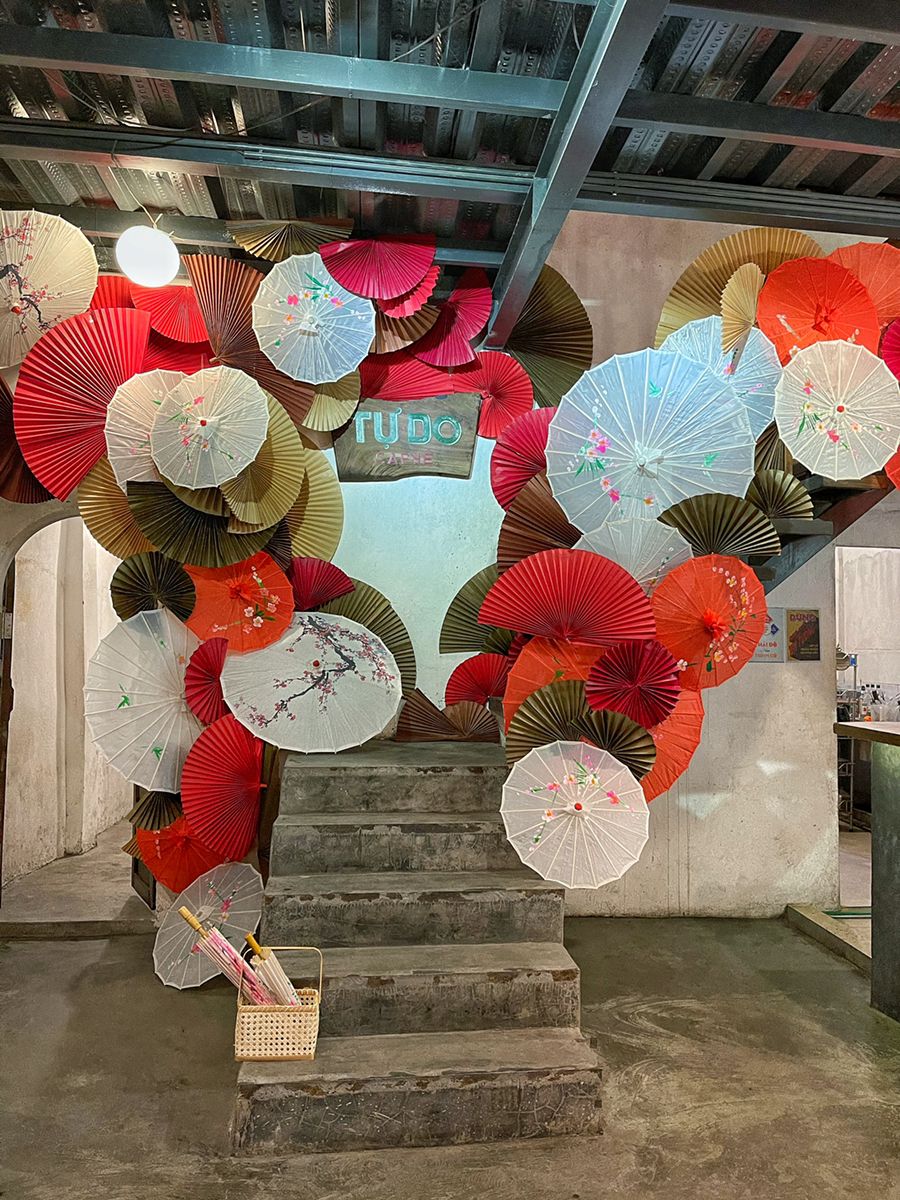 20+ Mẫu Trang Trí Tết Quán Cafe 2026 – Đẹp, Sáng Tạo, Dễ Thi Công 17