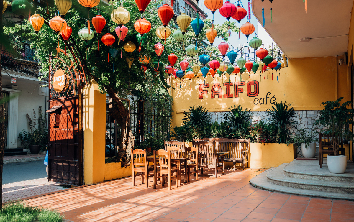 20 Mẫu trang trí cho quán cafe Tết xuân Ất Tỵ 2025 đẹp, nổi bật và thu hút 22 decor quán cafe ngày tết
