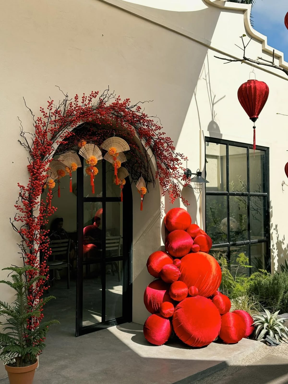 20+ Mẫu Trang Trí Tết Quán Cafe 2026 – Đẹp, Sáng Tạo, Dễ Thi Công 18