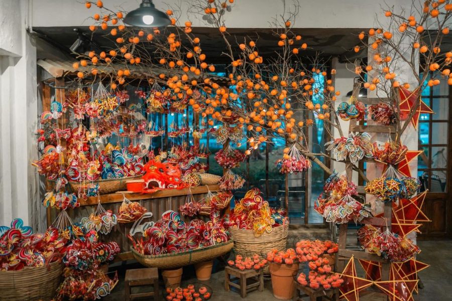 20+ Mẫu Trang Trí Tết Quán Cafe 2026 – Đẹp, Sáng Tạo, Dễ Thi Công 7 Trang trí Tết quán cafe