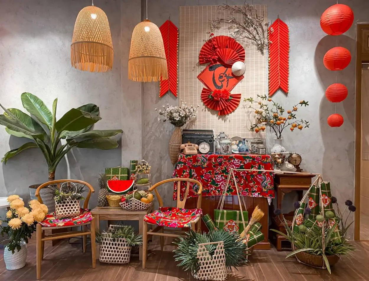 20 Mẫu trang trí cho quán cafe Tết xuân Ất Tỵ 2025 đẹp, nổi bật và thu hút 1 decor quán cafe dịp tết