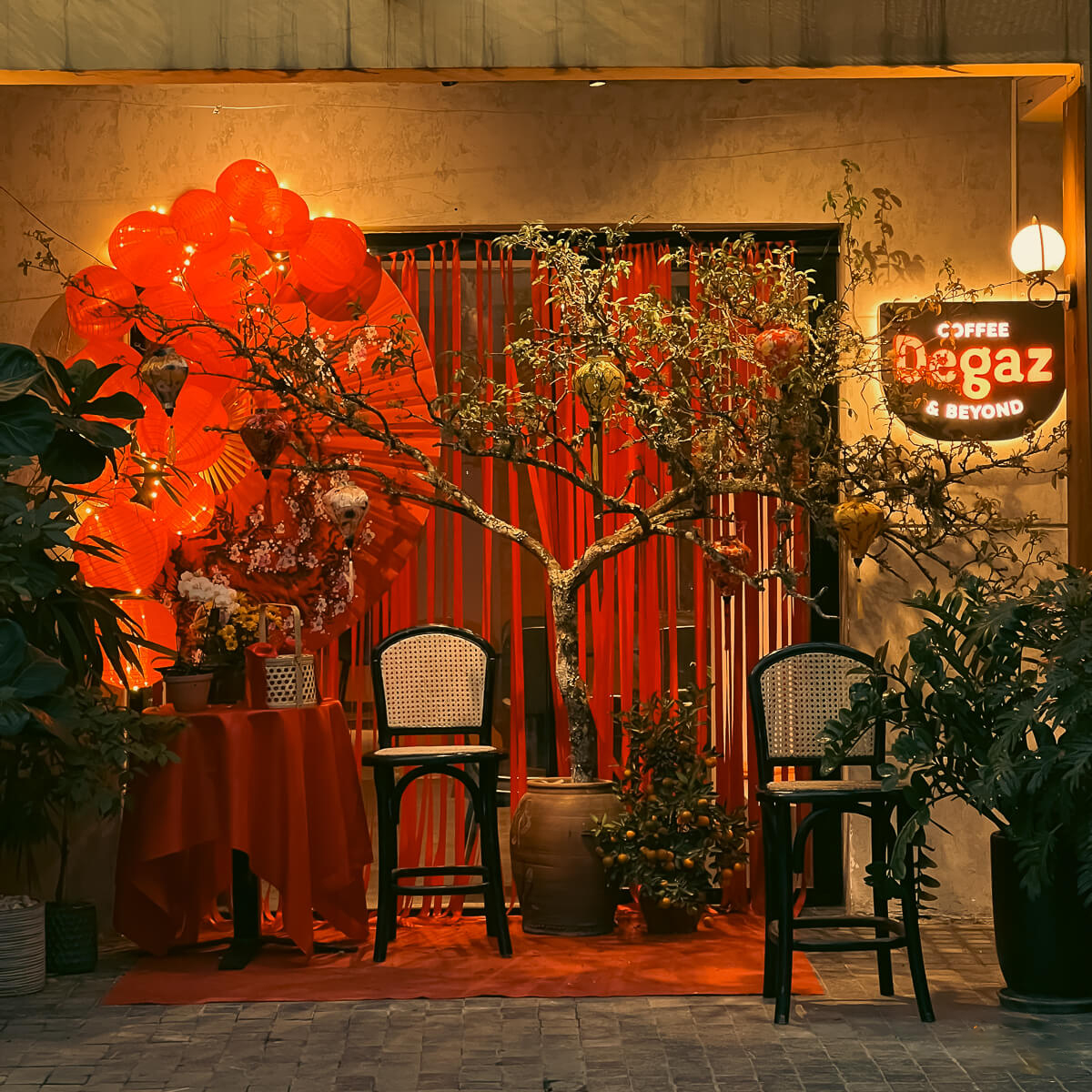 20 Mẫu trang trí cho quán cafe Tết xuân Ất Tỵ 2025 đẹp, nổi bật và thu hút 23 decor quán cafe ngày xuân