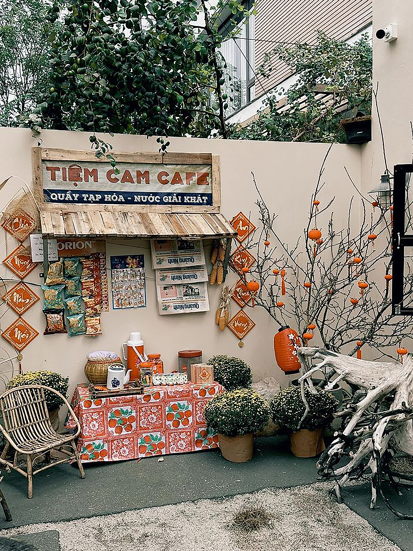 20 Mẫu trang trí cho quán cafe Tết xuân Ất Tỵ 2025 đẹp, nổi bật và thu hút 24 trang trí cho quán cafe ngày tết