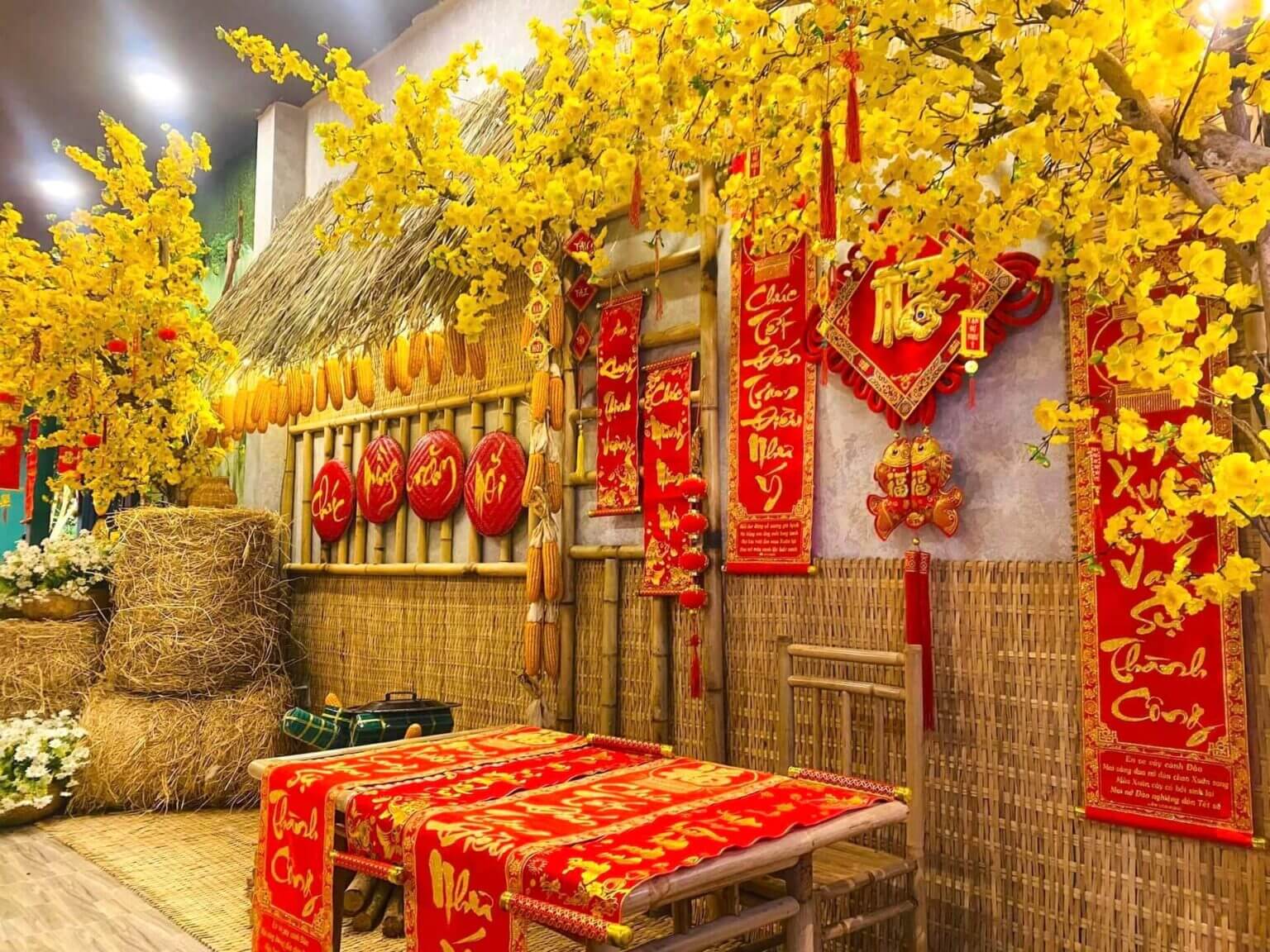 20 Mẫu trang trí cho quán cafe Tết xuân Ất Tỵ 2025 đẹp, nổi bật và thu hút 3 decor quán cafe ngày tết