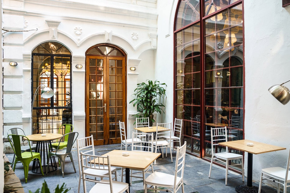 17 Mẫu thiết kế quán cafe phong cách châu Âu đẹp, sang trọng và tinh tế 14 mẫu thiết kế quán cà phê phong cách châu âu đẹp