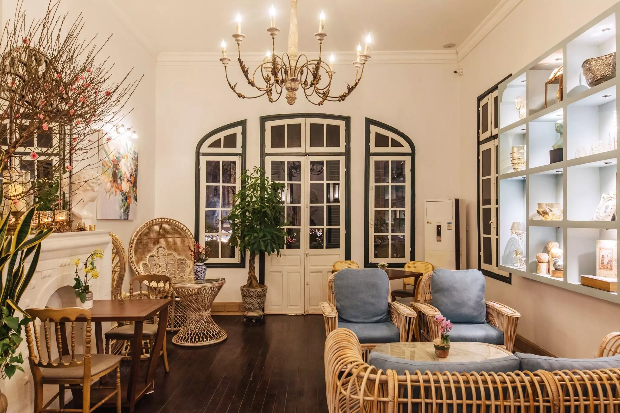 17 Mẫu thiết kế quán cafe phong cách châu Âu đẹp, sang trọng và tinh tế 2 quán cà phê phong cách châu âu