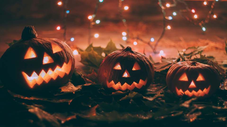 12 Cách trang trí Halloween cho quán cafe đẹp, gây ấn tượng nhất 2025 1 Cách trang trí Halloween cho quán cafe đẹp