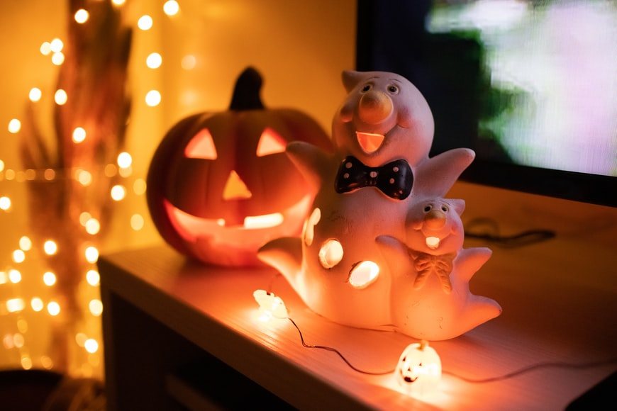 12 Cách trang trí Halloween cho quán cafe đẹp, gây ấn tượng nhất 2025 10 Cách trang trí Halloween cho quán cafe đẹp