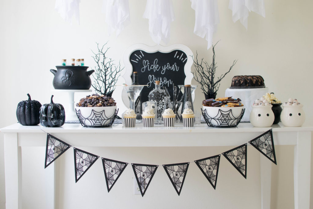 12 Cách trang trí Halloween cho quán cafe đẹp, gây ấn tượng nhất 2025 12 Cách trang trí Halloween cho quán cafe đẹp
