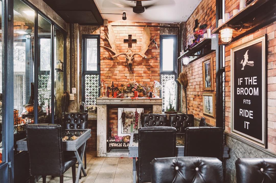 12 Cách trang trí Halloween cho quán cafe đẹp, gây ấn tượng nhất 2025 14 Cách trang trí Halloween cho quán cafe đẹp