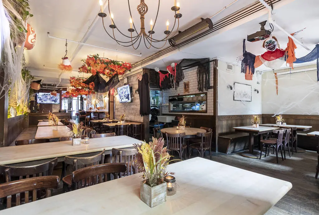 12 Cách trang trí Halloween cho quán cafe đẹp, gây ấn tượng nhất 2025 13 Cách trang trí Halloween cho quán cafe đẹp