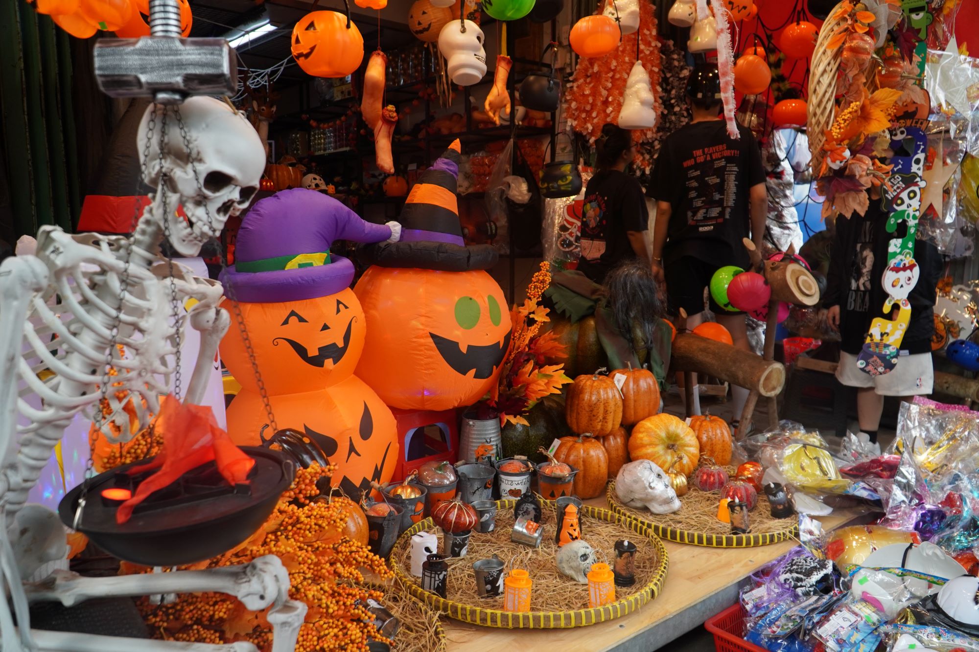 12 Cách trang trí Halloween cho quán cafe đẹp, gây ấn tượng nhất 2025 2 Cách trang trí Halloween cho quán cafe đẹp