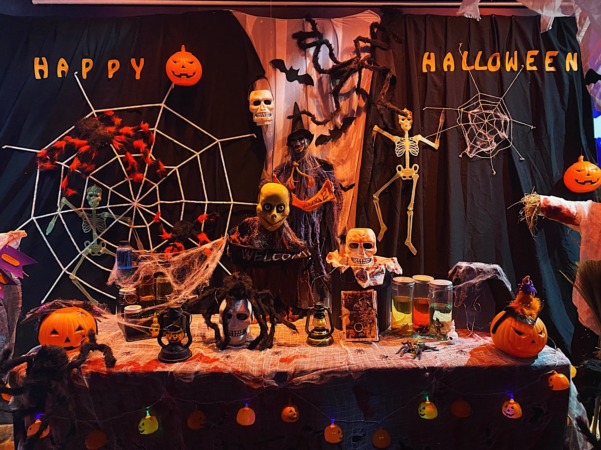 12 Cách trang trí Halloween cho quán cafe đẹp, gây ấn tượng nhất 2025 5 Cách trang trí Halloween cho quán cafe đẹp
