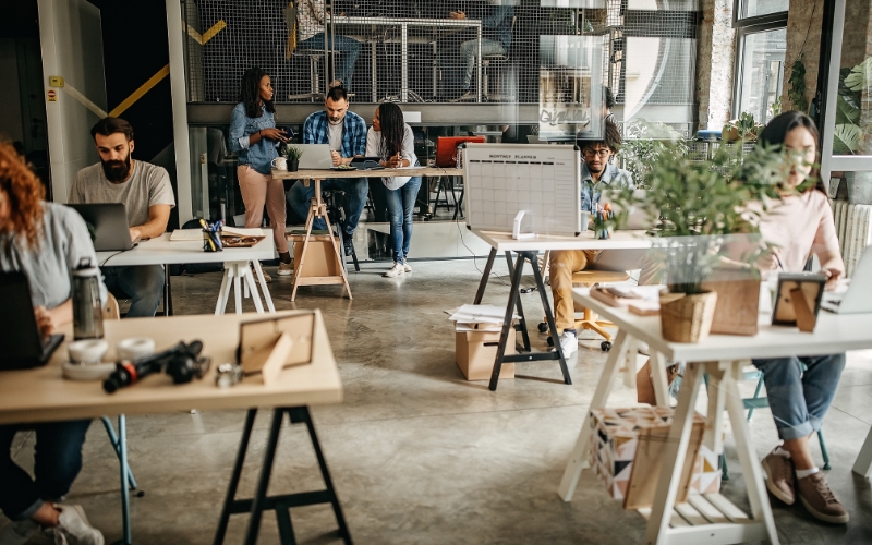 Kinh nghiệm chọn và bố trí mặt bằng quán cafe đơn giản, hiệu quả từ A-Z cho người mới 9 Khách hàng đến quán không chỉ để thưởng thức đồ uống mà còn tìm kiếm không gian thư giãn