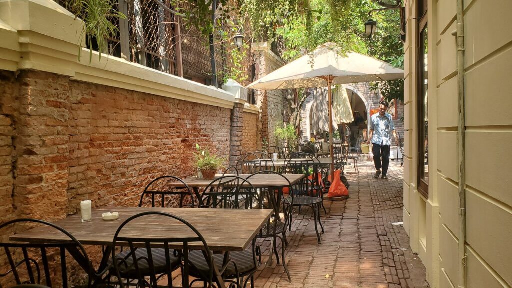 Cafe bistro là gì? Top 10 quán cafe bistro nổi tiếng độc đáo và mới lạ 10 nhà hàng bistro cafe