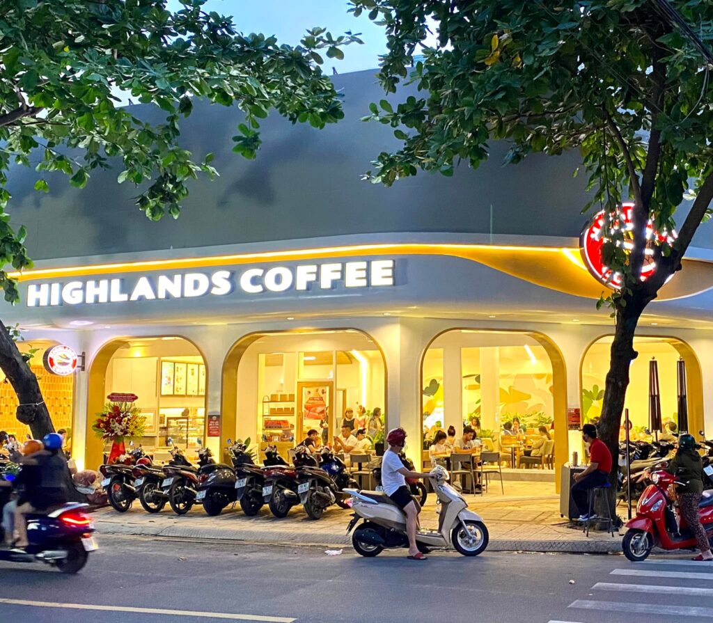 Thiết Kế Quán Cafe Highlands Bản Sắc Việt Trong Không Gian Hiện Đại 2 Thiết kế quán cafe Highlands tại các vị trí chiến lược – tận dụng thế mạnh mặt bằng
