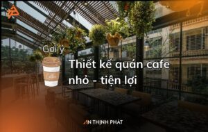 Không gian quán cà phê nhỏ thiết kế tiện lợi với mái kính trong suốt, cây xanh treo trần và nội thất hiện đại, gợi ý thiết kế từ An Thịnh Phát