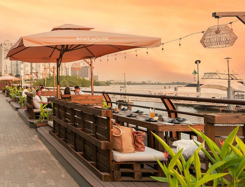 Thiết Kế Quán Cà Phê Ven Sông Tận Dụng Vị Trí Đắt Giá 2 Bàn cà phê ngoài trời gần bờ sông trong thiết kế quán