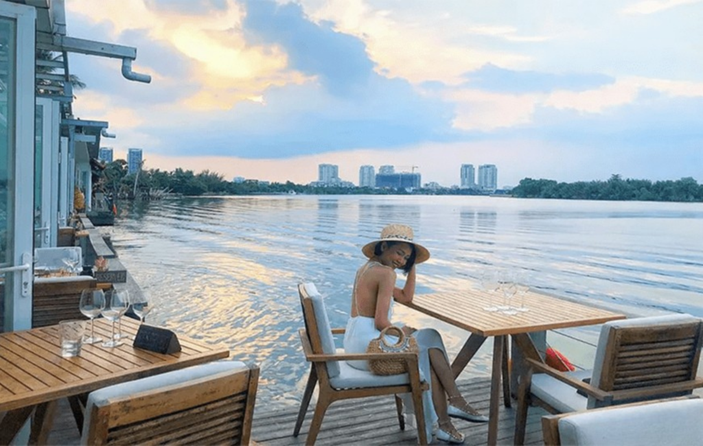 Thiết Kế Quán Cà Phê Ven Sông Tận Dụng Vị Trí Đắt Giá 3 Khách hàng thưởng thức cà phê tại quán ven sông