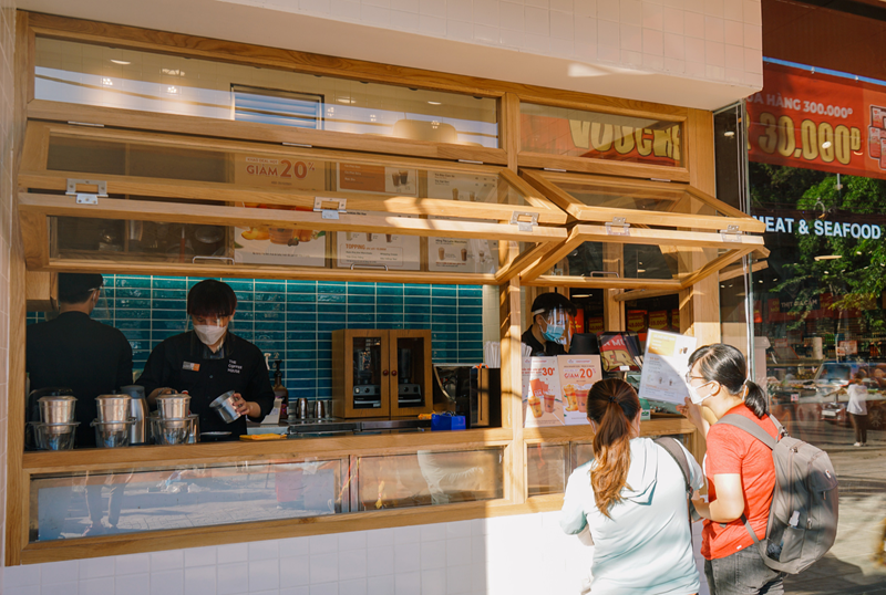 Thiết Kế Quán Cà Phê 15m2 Đẹp, Tối Ưu Chi Phí 3 Quán cafe takeaway thiết kế hiện đại với quầy bar nhỏ gọn, gam màu tối giản, phù hợp không gian đô thị.
