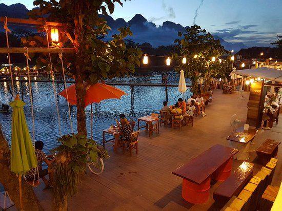 Thiết Kế Quán Cà Phê Ven Sông Tận Dụng Vị Trí Đắt Giá 5 Quán cà phê ven sông buổi tối với đèn vàng ấm