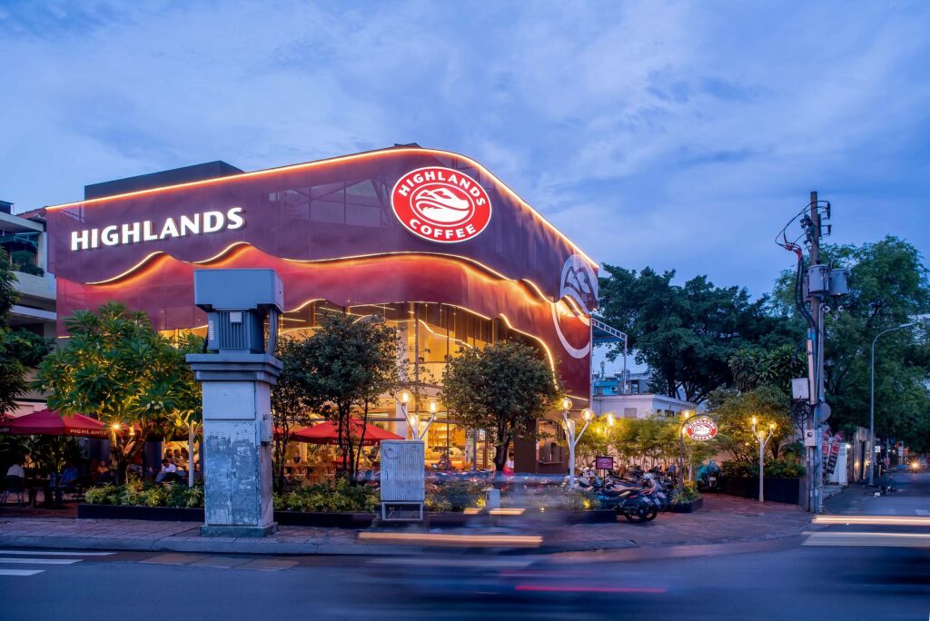Thiết Kế Quán Cafe Highlands Bản Sắc Việt Trong Không Gian Hiện Đại 1 Không gian quán Highlands đại diện cho thương hiệu F&B hiện đại, kết hợp bản sắc và dịch vụ