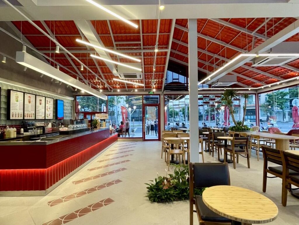 Thiết Kế Quán Cafe Highlands Bản Sắc Việt Trong Không Gian Hiện Đại 4 Bố trí bàn ghế đa dạng trong Highlands Coffee, phù hợp cho làm việc và trò chuyện.