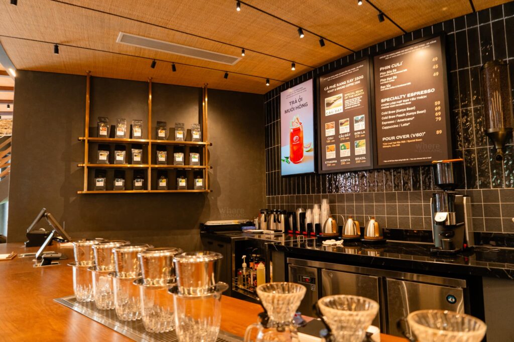 Thiết Kế Quán Cafe Highlands Bản Sắc Việt Trong Không Gian Hiện Đại 5 Quầy pha chế Highlands Coffee với thiết kế hiện đại, tủ bánh và điểm nhấn màu đỏ thương hiệu.