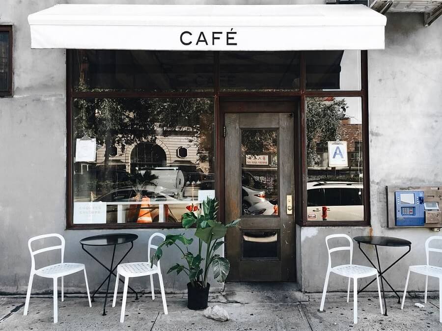 Thiết Kế Quán Cà Phê 15m2 Đẹp, Tối Ưu Chi Phí 5 Quán cafe cổ điển diện tích 15m2 với nội thất gỗ, đèn chùm và gam màu trầm tạo cảm giác ấm cúng, sang trọng.