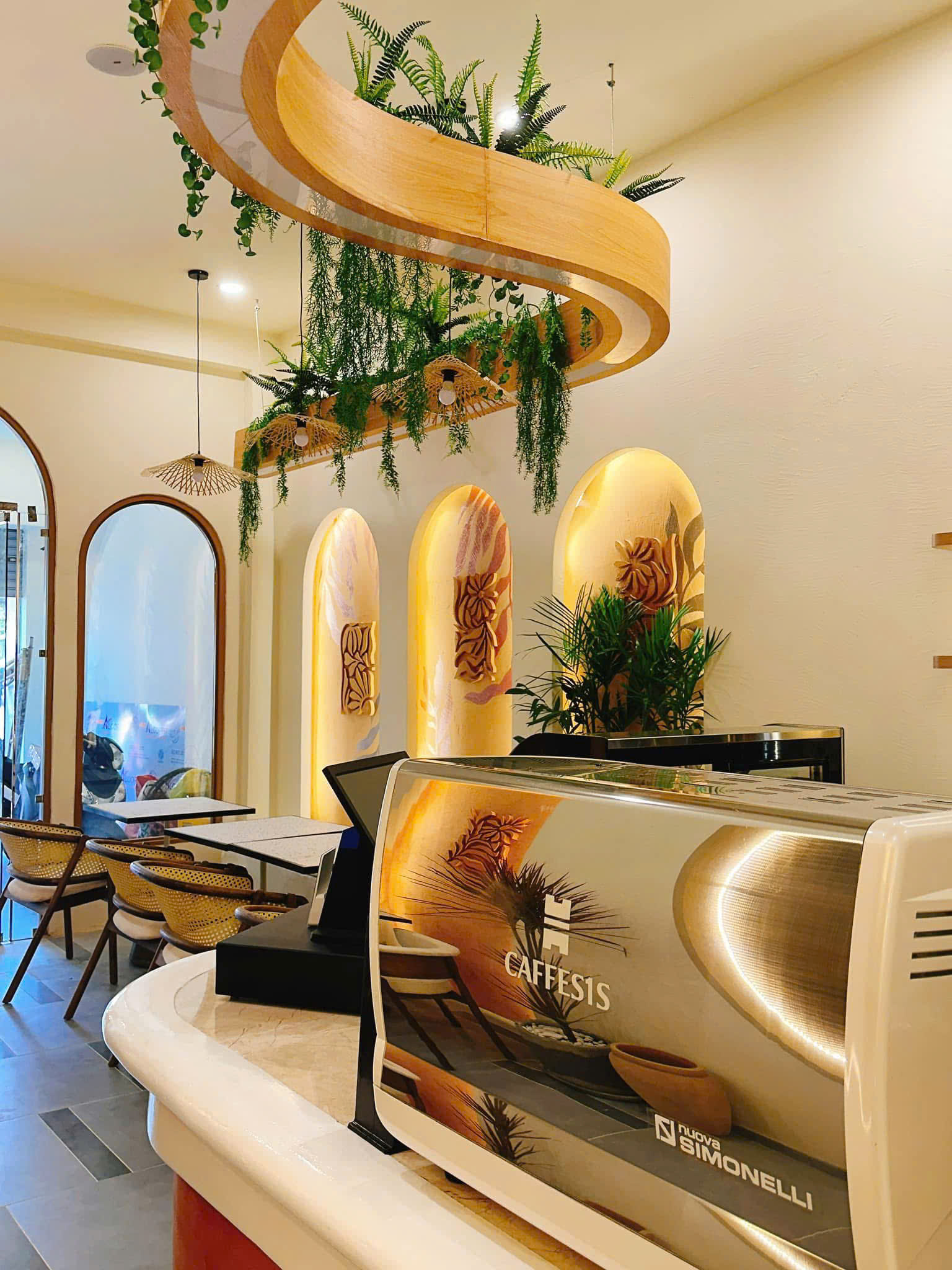 Em Xinh Coffee 8 Góc hình ảnh thực tế cạnh quầy bar tại em xinh coffee