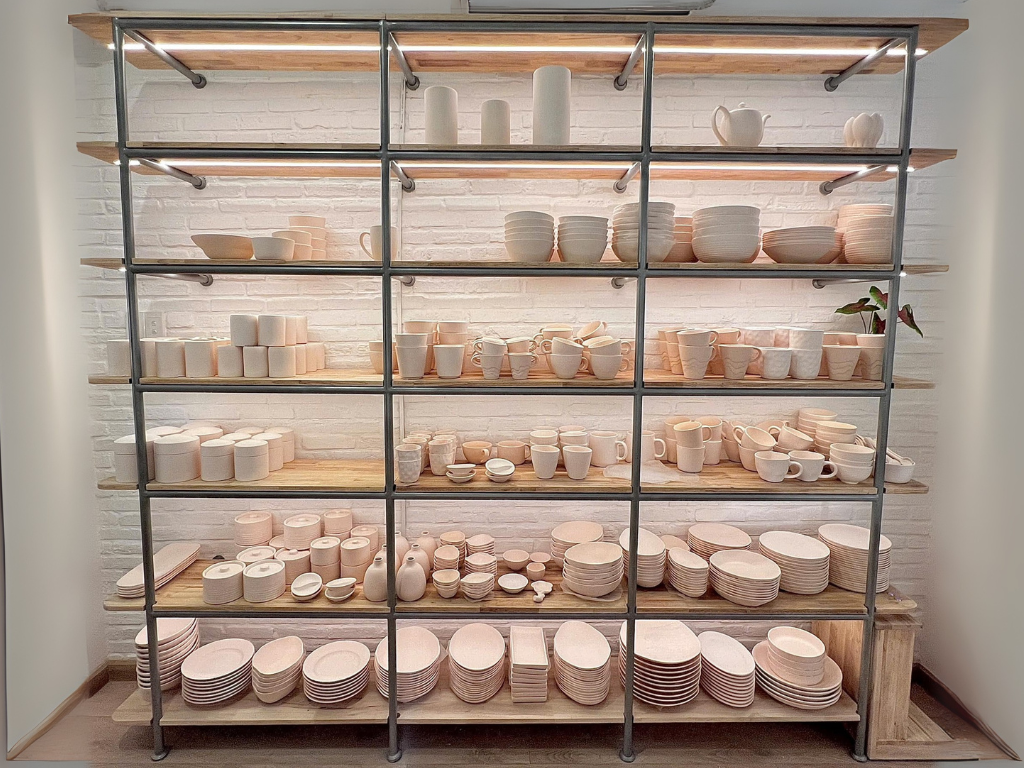 Hình ảnh thực tế Ceramic 4 You 11 trực diện Kệ gốm quán cafe ceramic4you