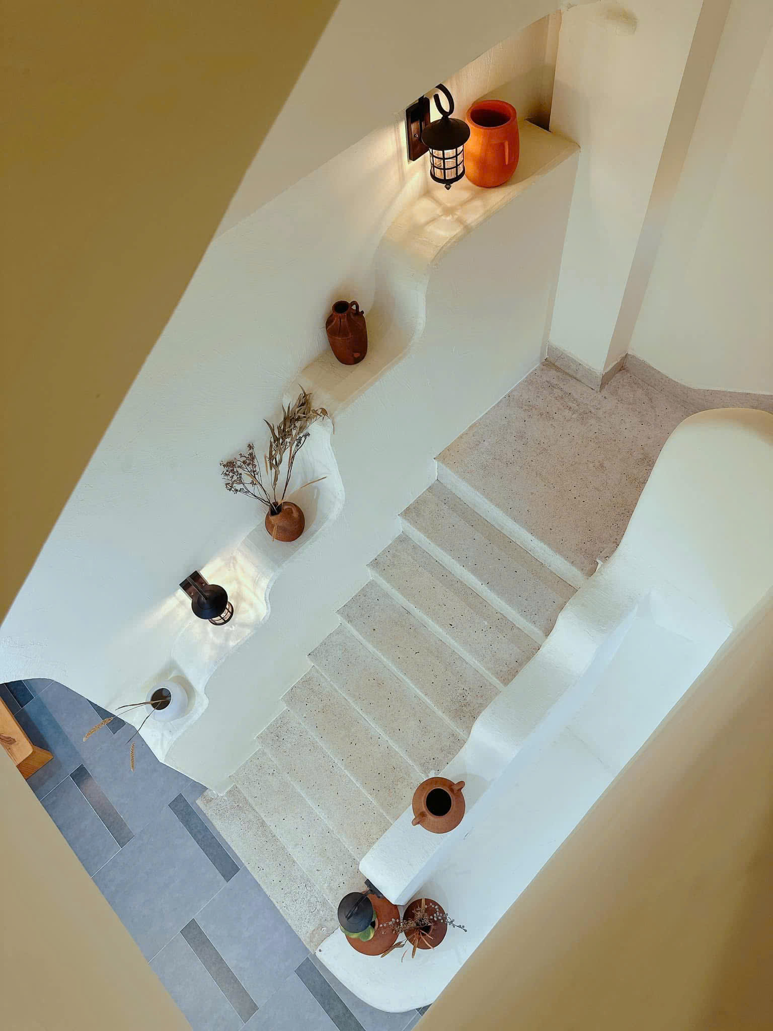 Em Xinh Coffee 7 hình ảnh thực tế cầu thang xuống tại em xinh coffee