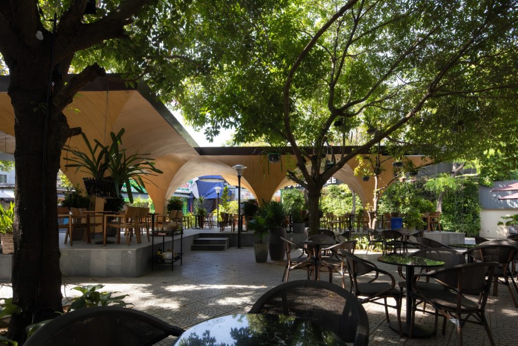 Thiết kế quán cafe từ biệt thự cũ 