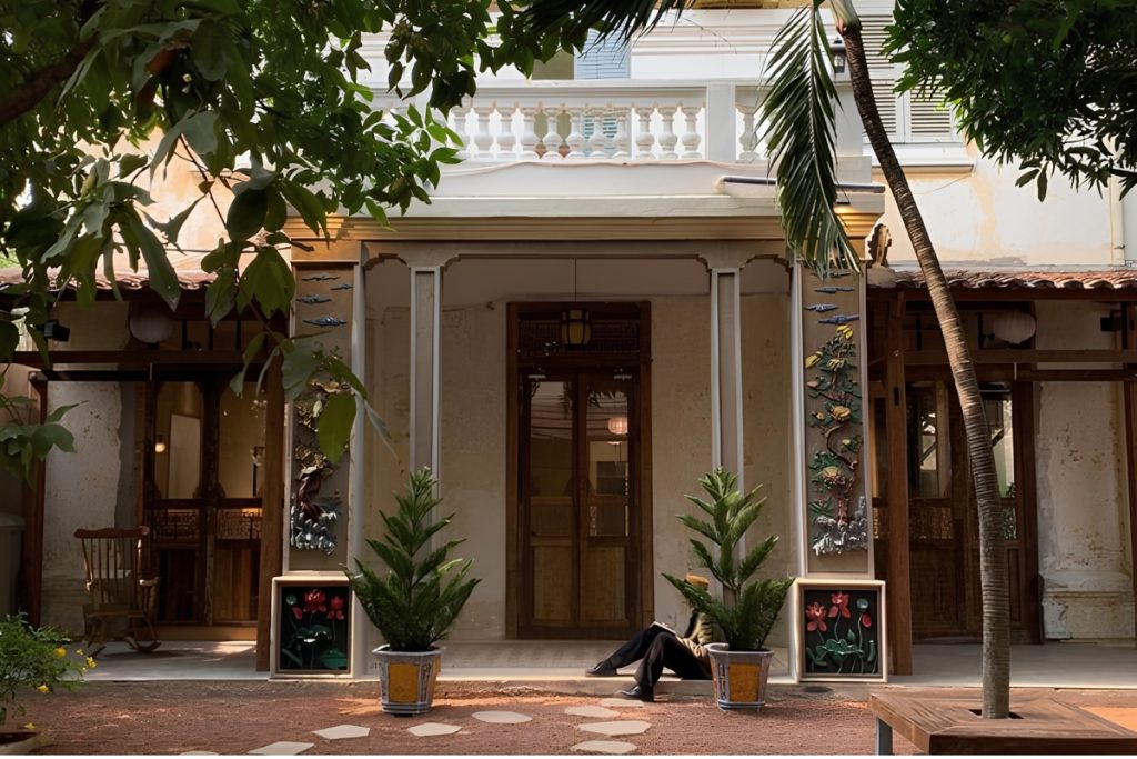 Thiết kế quán cafe từ biệt thự cũ 