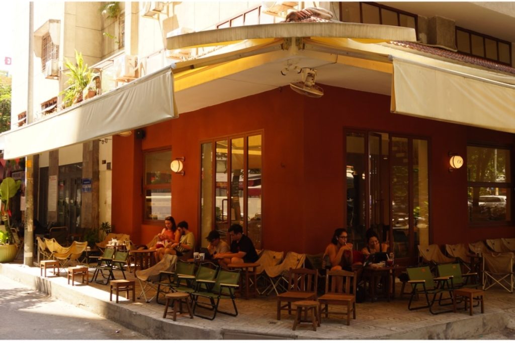 Bí Quyết Thiết Kế Quán Cafe Lô Góc: Tận Dụng "Vị Trí Vàng" Hút Khách 2026 2 Thiết kế quán cafe lô góc