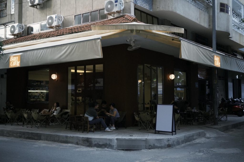 Bí Quyết Thiết Kế Quán Cafe Lô Góc: Tận Dụng "Vị Trí Vàng" Hút Khách 2026 8 Thiết kế quán cafe lô góc