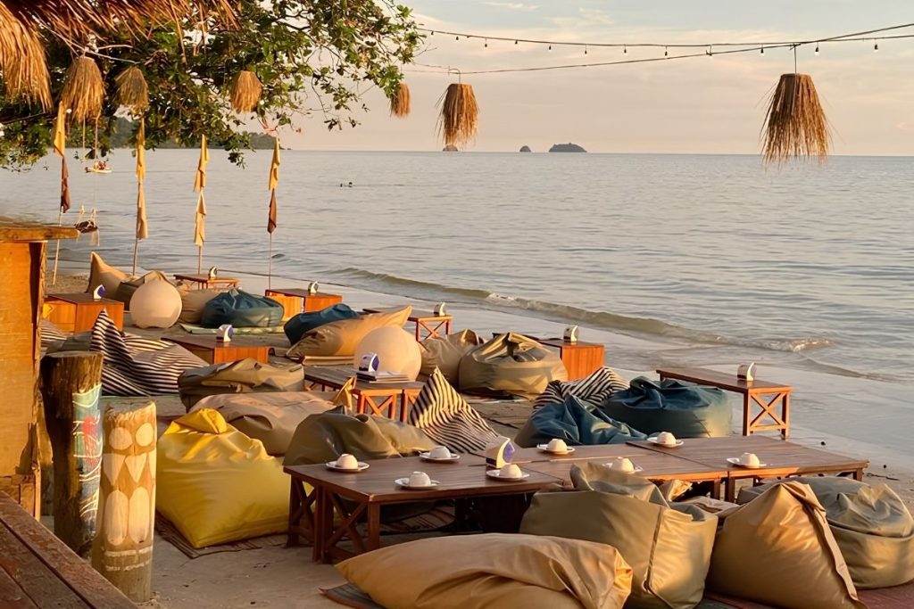 Thiết Kế Quán Cafe View Biển: 5 Nguyên Tắc Chuyên Gia & Ý Tưởng Hút Khách 15 Thiết kế quán cafe view biển